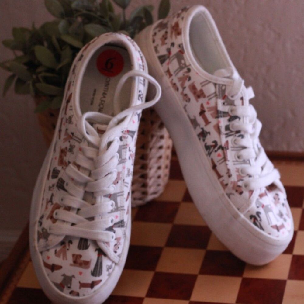 Cynthia Rowley Low-Top Canvas Sneakers Womens Size 6 Dog and Heart Print